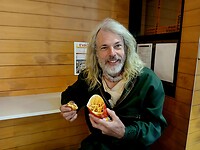 In McDo krijgt Laurens van jonge gast een volledige cheeseburger en grote friet, zomaar