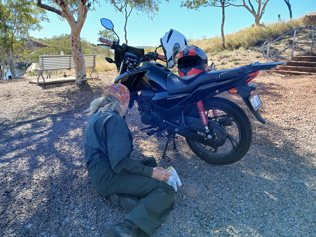 Laurens checkt weer Honda en ja het lekt toch olie!