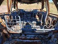 Uitgebrande auto langs achter gezien