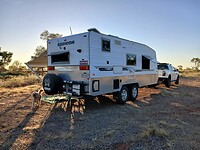 Wij en deze kamper de énigsten op deze restplaats midden in de outback