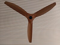 Mooie houten ventilators tegen plafond