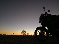 Warme zonsondergang met een heldere sterrenhemel