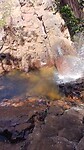 Regenboog onderaan waterval en adembenemend zicht