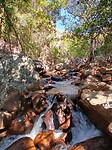Wandelen naar de waterval, langs de rivier