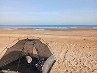 Genoodzaakt de tent op het strand te zetten