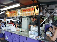 Purple Lady met laksa's en soups