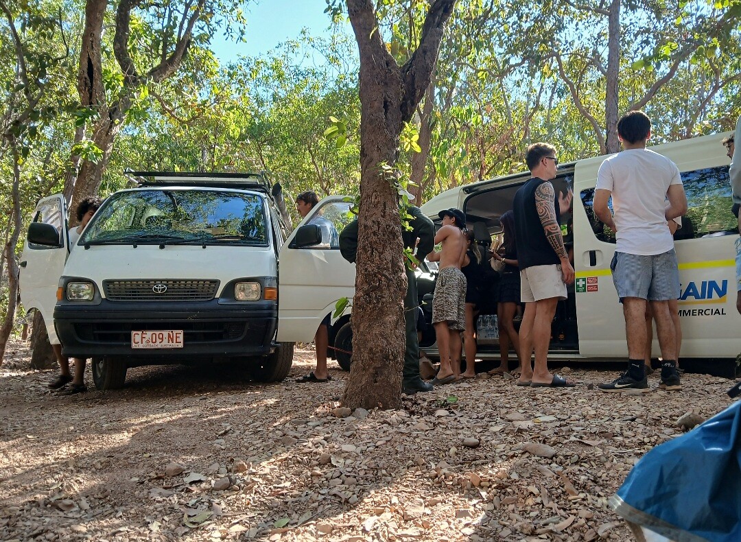 Groep jongeren gestrand voor ons tent, autopech