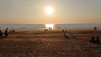 Het strand begint stilletjesaan vol te lopen
