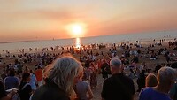Het strand is bomvol voor de zonsondergang