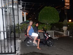 Marja met Kris op de motor