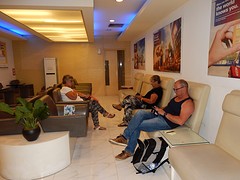 in de lounge op het vliegveld