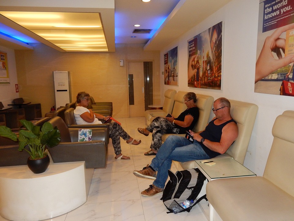in de lounge op het vliegveld