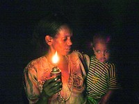 moeder en kind met petroleumlamp