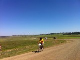 Fietser met volgwagen