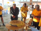 Ambassadeur snijdt feestbrood aan