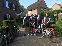 Daar staan ze dan met gast wielrijder Roel, over veertien dagen in Grezzana