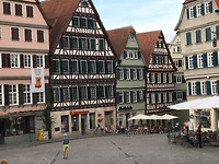Pieter bewondert de markt in Tübingen