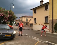 Donkere wolken boven uitgelaten mannen