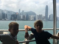 Met de ferry van Hongkong Island naar het vasteland