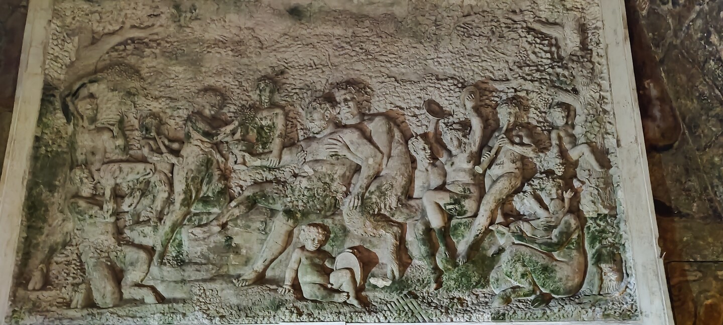 Een basrelief van Bacchus