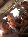 In het busje naar het hostel met de 2 Nederlandse dames
