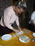Helpen springrolls maken