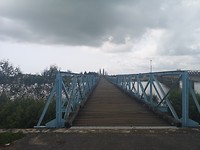 Herbouwde brug over de rivier die oos en west Vietnam met elkaar verbond