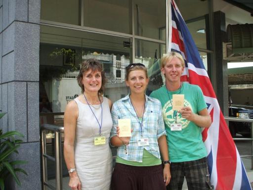 Op de foto bij de UK ambasade!