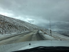 Besneeuwde en ijzige weg op de Rocky Mountains