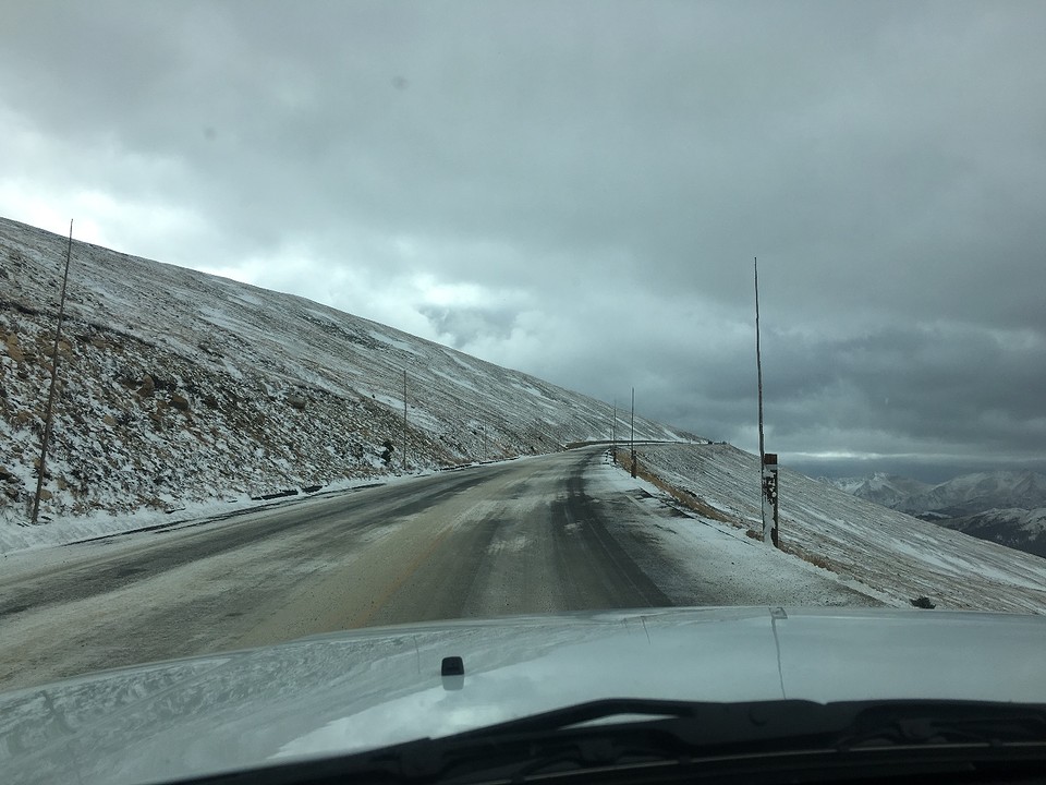 Besneeuwde en ijzige weg op de Rocky Mountains