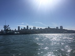 Uitzicht op de skyline vanaf de boot