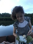 Zoë etend uit een bananenblad.