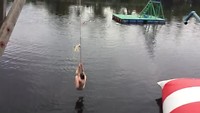 Merel slingert aan het touw!