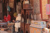 Druk bezig met het beschilderen van meubels