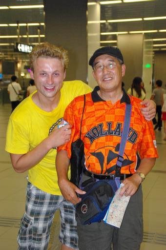 Chinees met Holland shirt en Arnoud