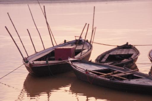 Bootjes in Ganges bij zonsopgang