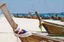 wit zand, bootjes en blauw water