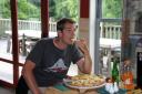 Marcel eet een enorm grote pizza