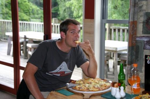 Marcel eet een enorm grote pizza