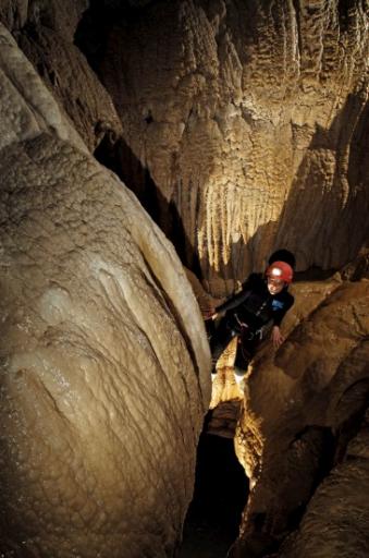 Tussen stalagtieten door kruipen