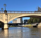 mooie brug over de Yarra met op de achtergrond VB (Victoria Bitter)