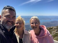 Samen met Opi , de taxichauffeur, op de top van Mount Wellington