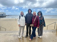 In de regen op het strand voor de Jetty