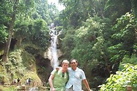 Jut en Jul bij de waterval