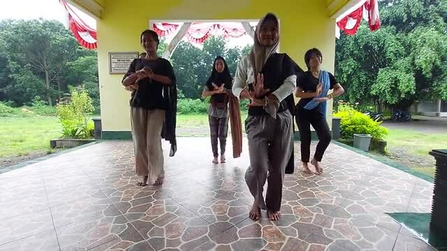 Lombok Dancing
