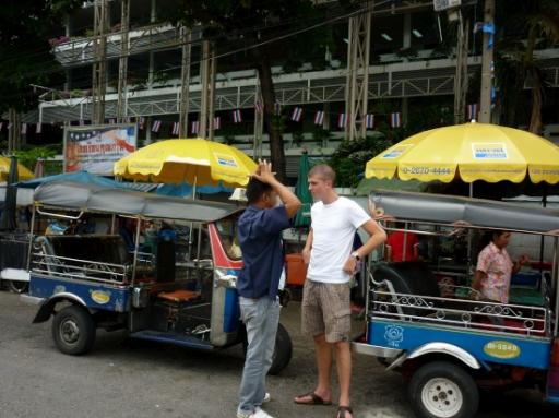 Bas in discussie met een TukTuk Driver