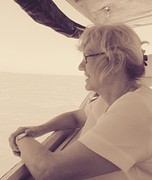 Stoer moedertje op de boot