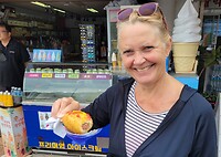 Knakworst in aardappel op stokkie met ketchup en mosterd