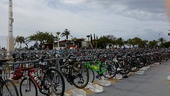 Zien jullie Iet haar vouwfiets staan?
