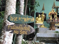 Deze vonden we een beetje raar....No Sex bordje bij heilige tempel
